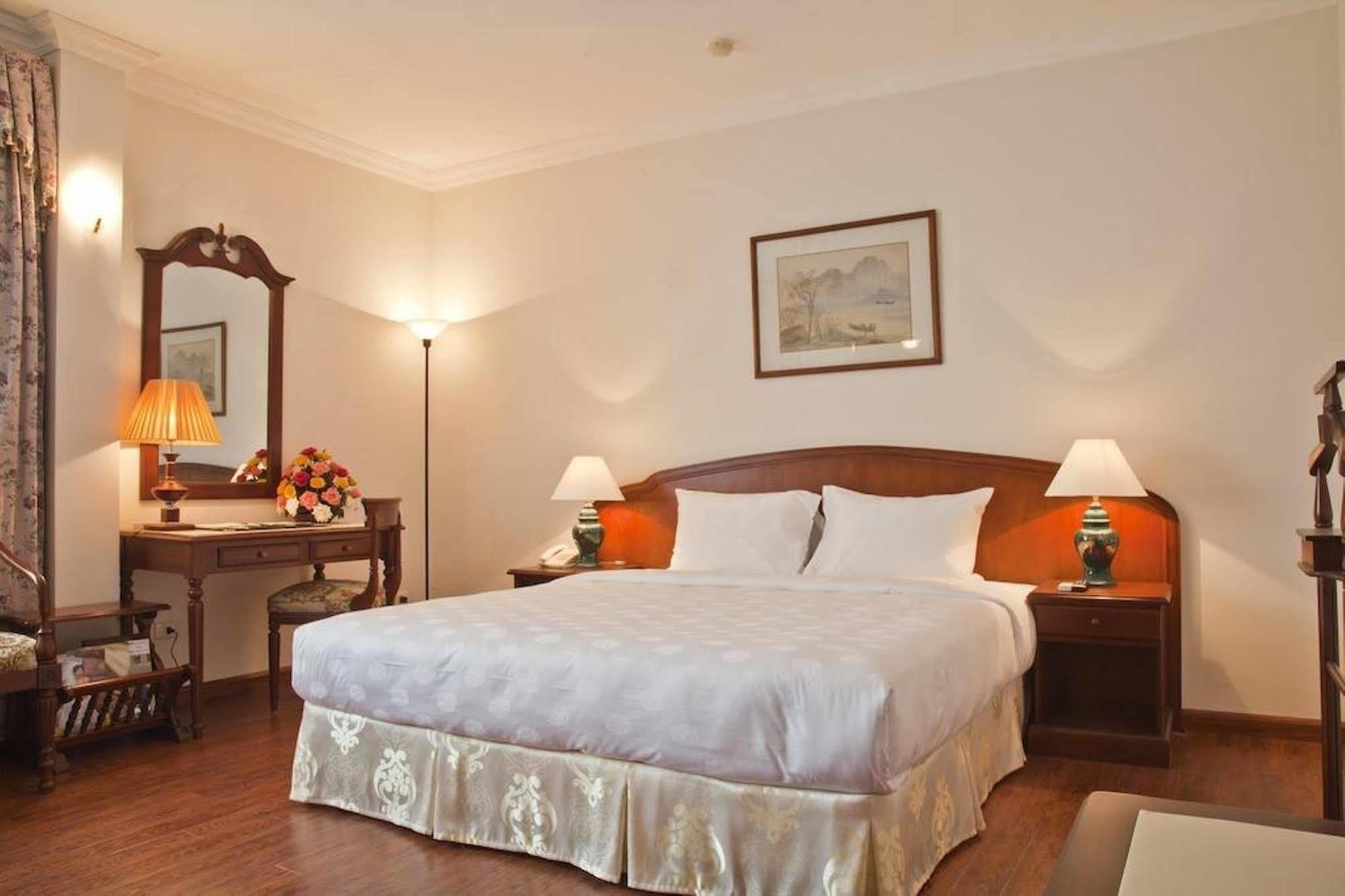 Green Park Hotel Ханой Екстериор снимка