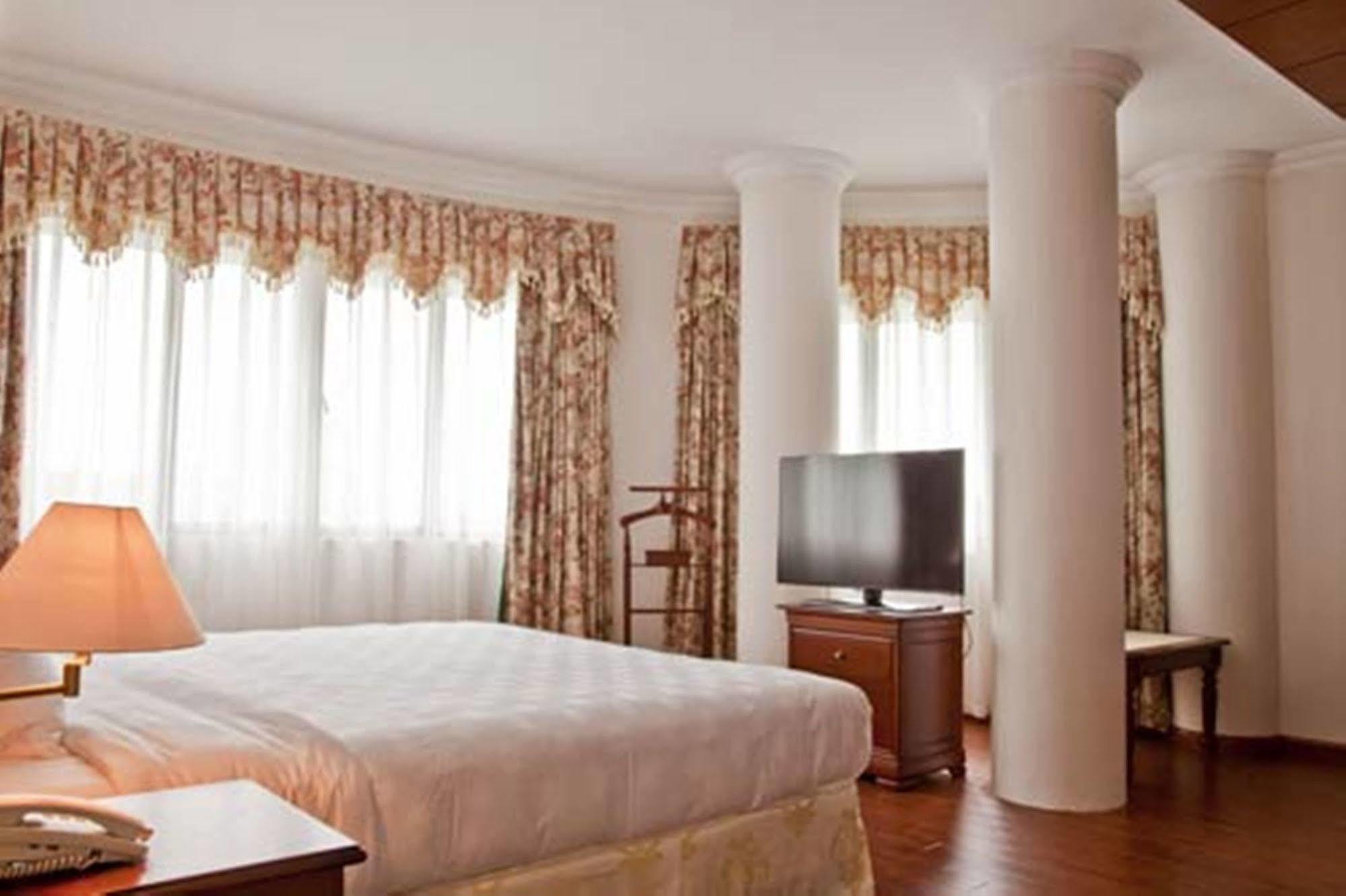 Green Park Hotel Ханой Екстериор снимка