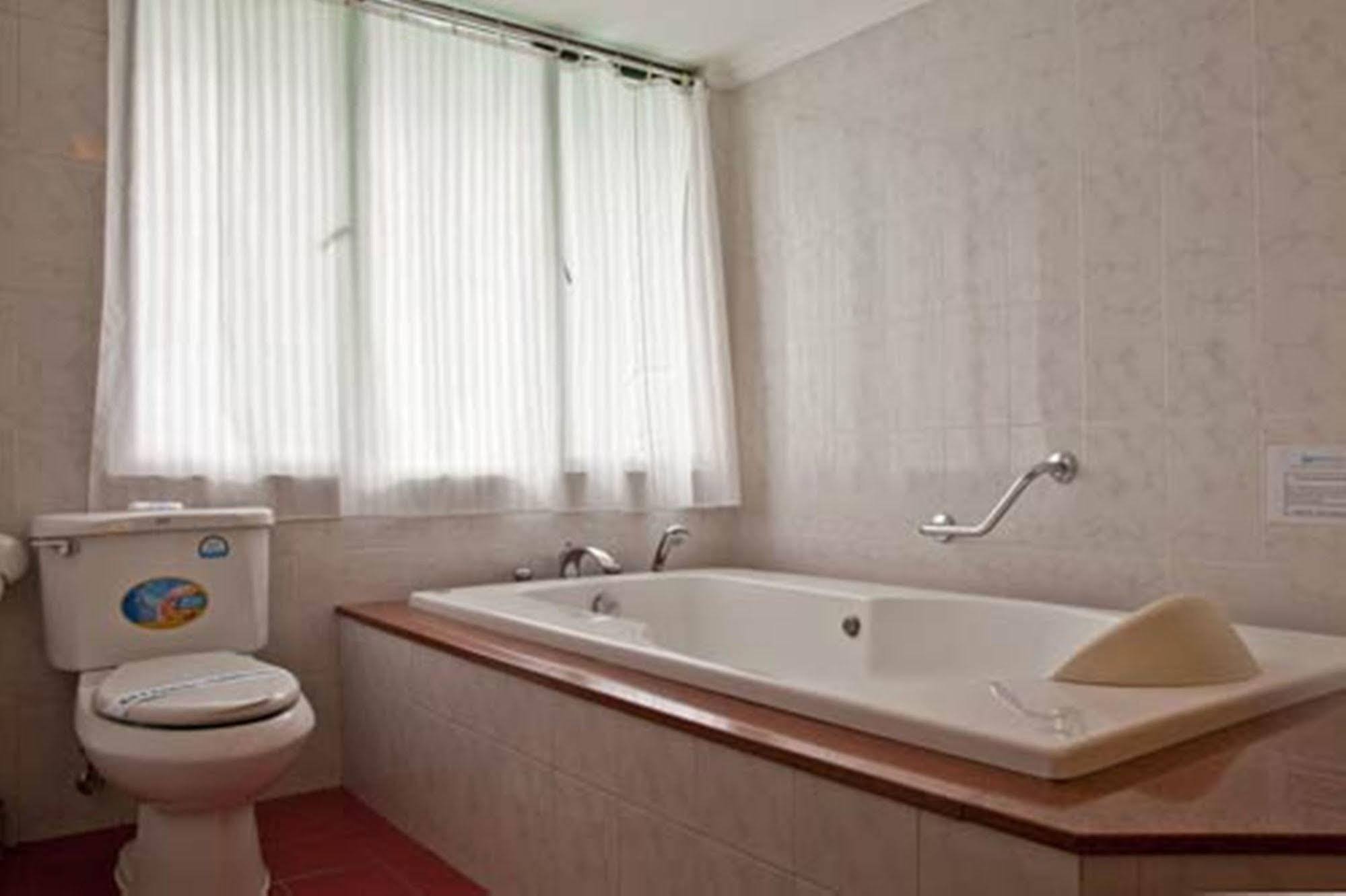 Green Park Hotel Ханой Екстериор снимка