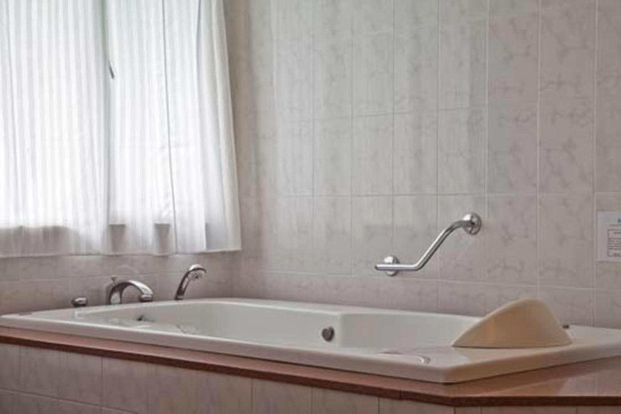 Green Park Hotel Ханой Екстериор снимка