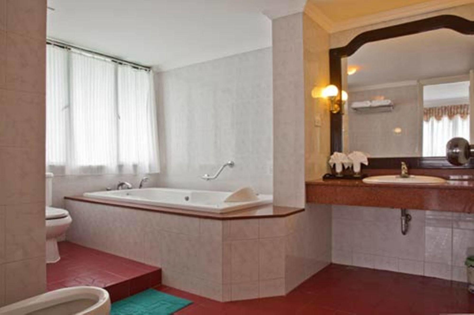 Green Park Hotel Ханой Екстериор снимка