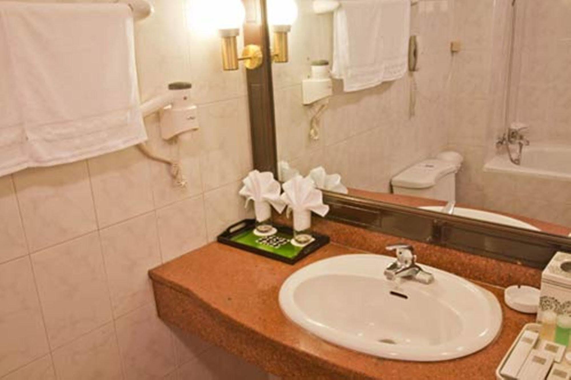 Green Park Hotel Ханой Екстериор снимка