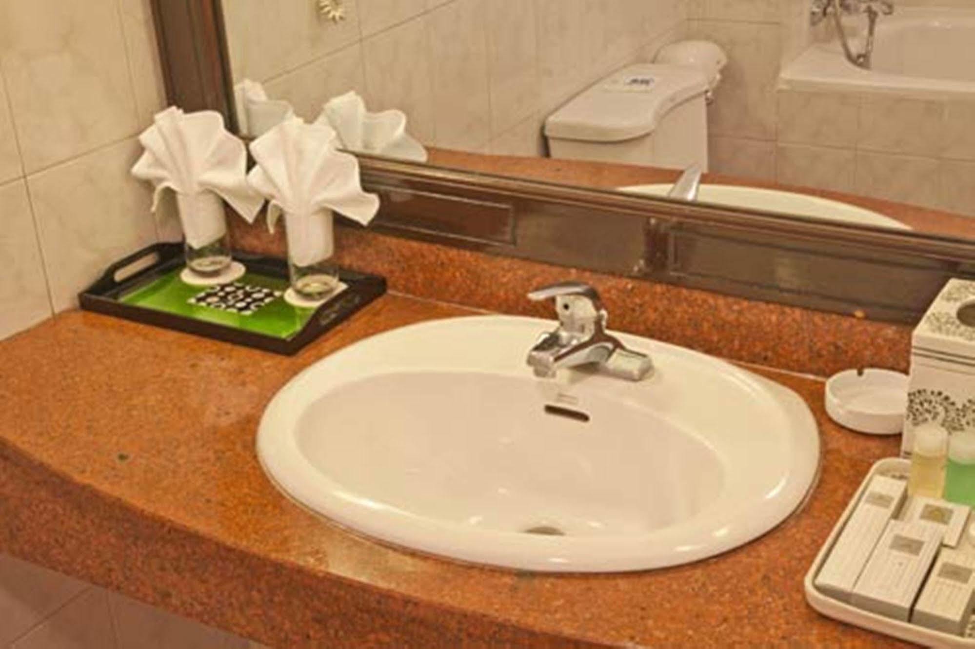 Green Park Hotel Ханой Екстериор снимка