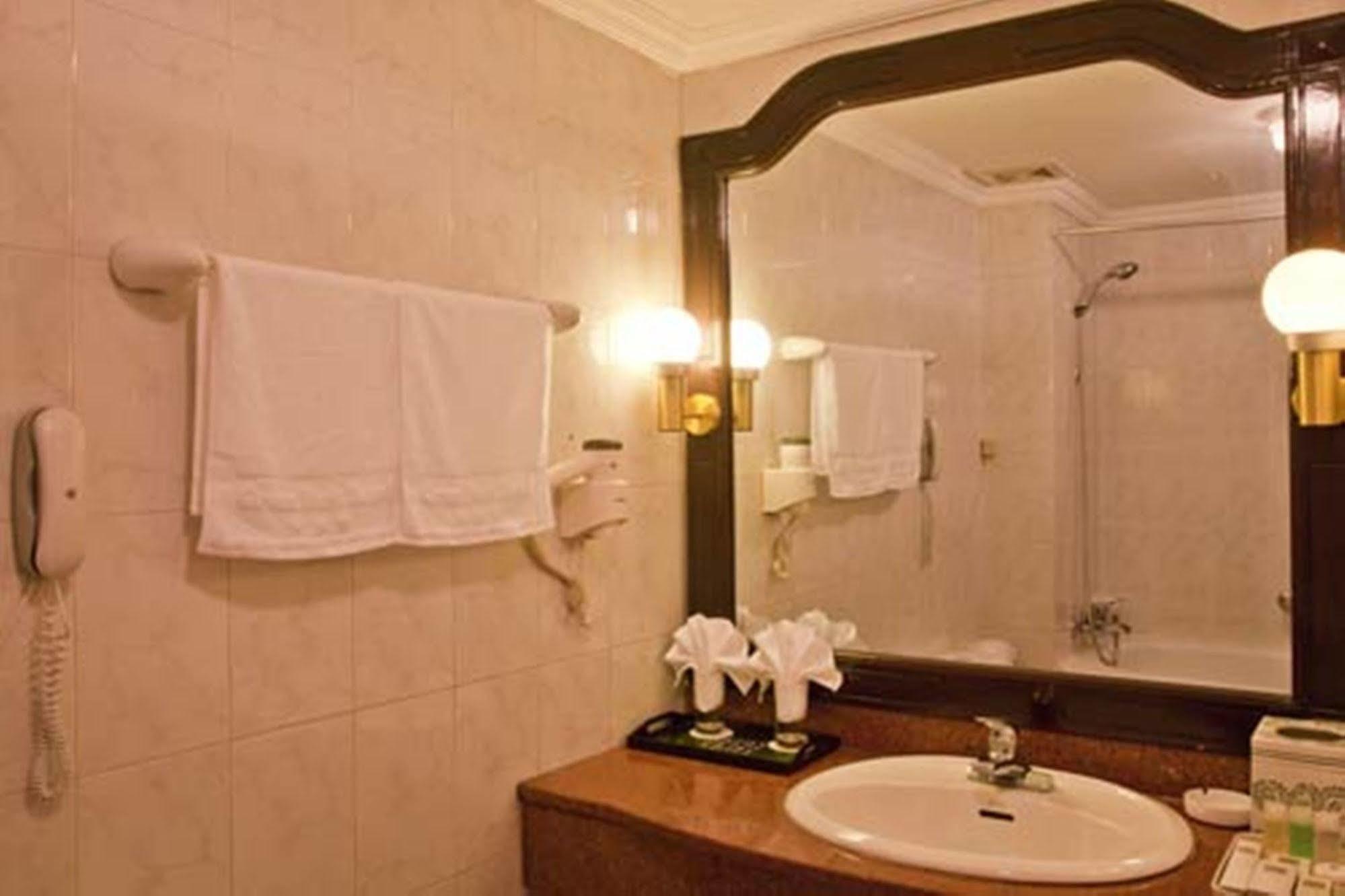 Green Park Hotel Ханой Екстериор снимка