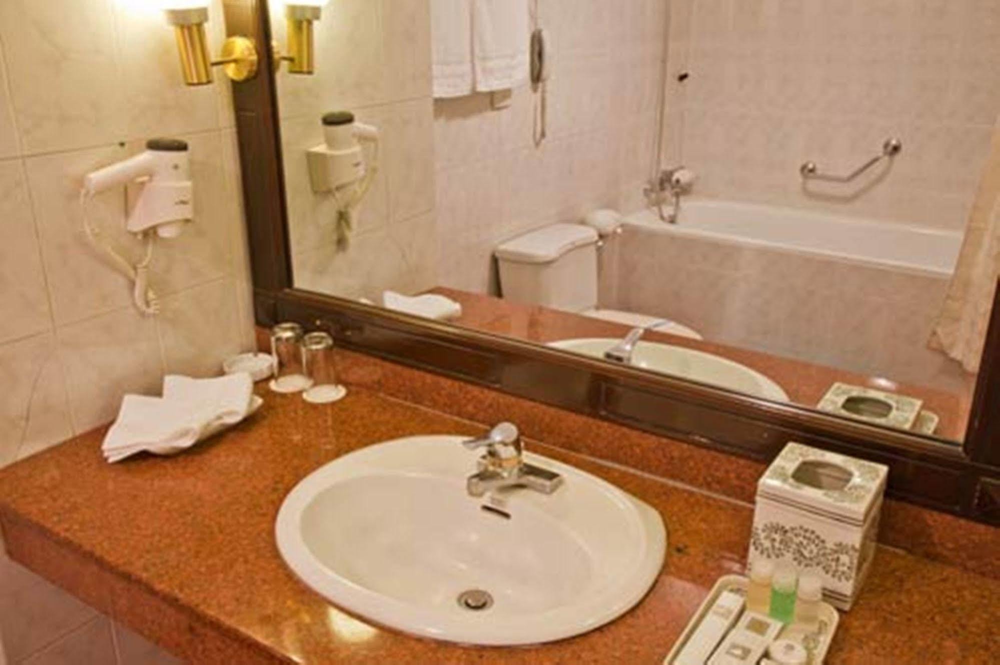 Green Park Hotel Ханой Екстериор снимка