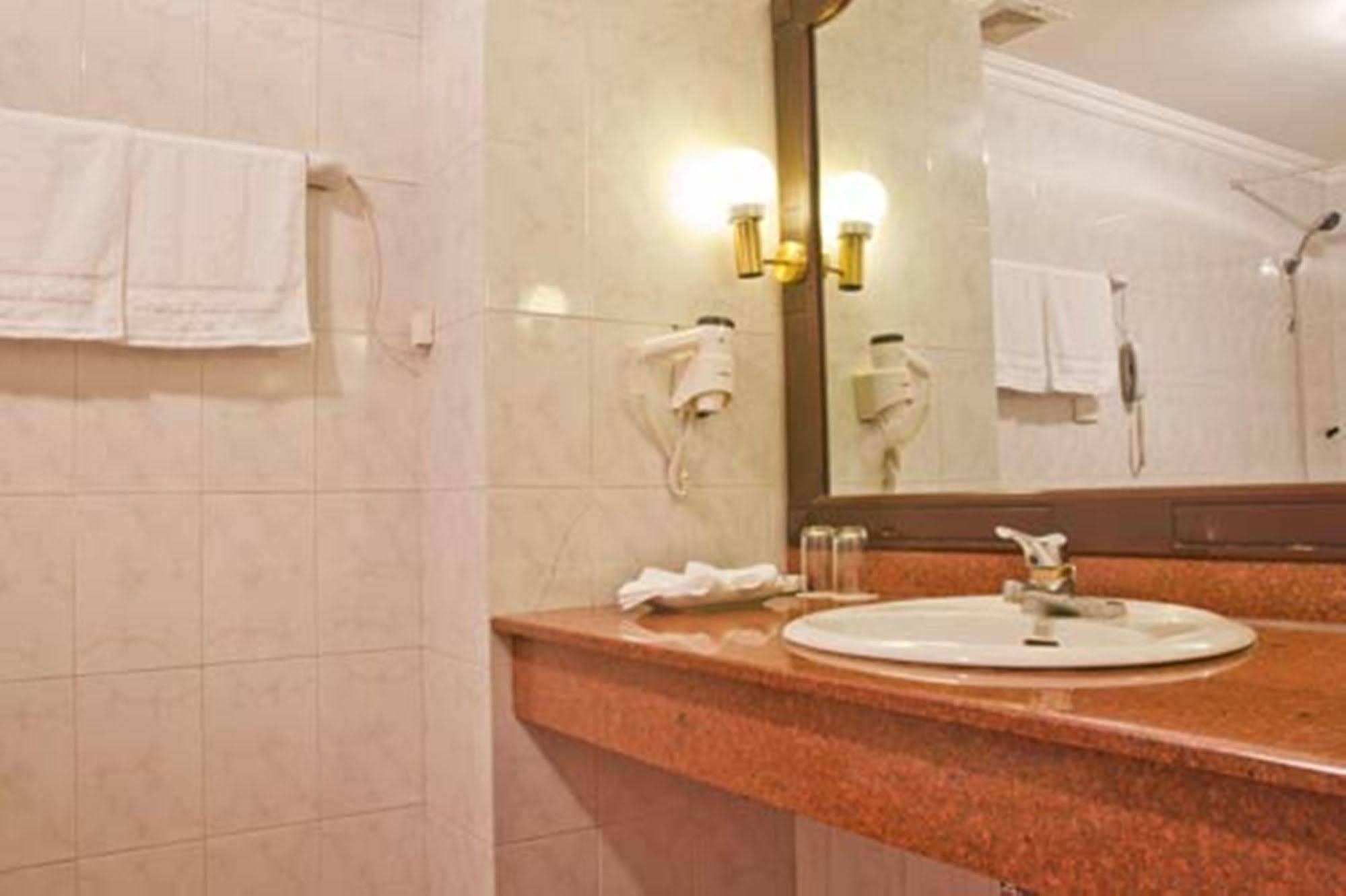 Green Park Hotel Ханой Екстериор снимка