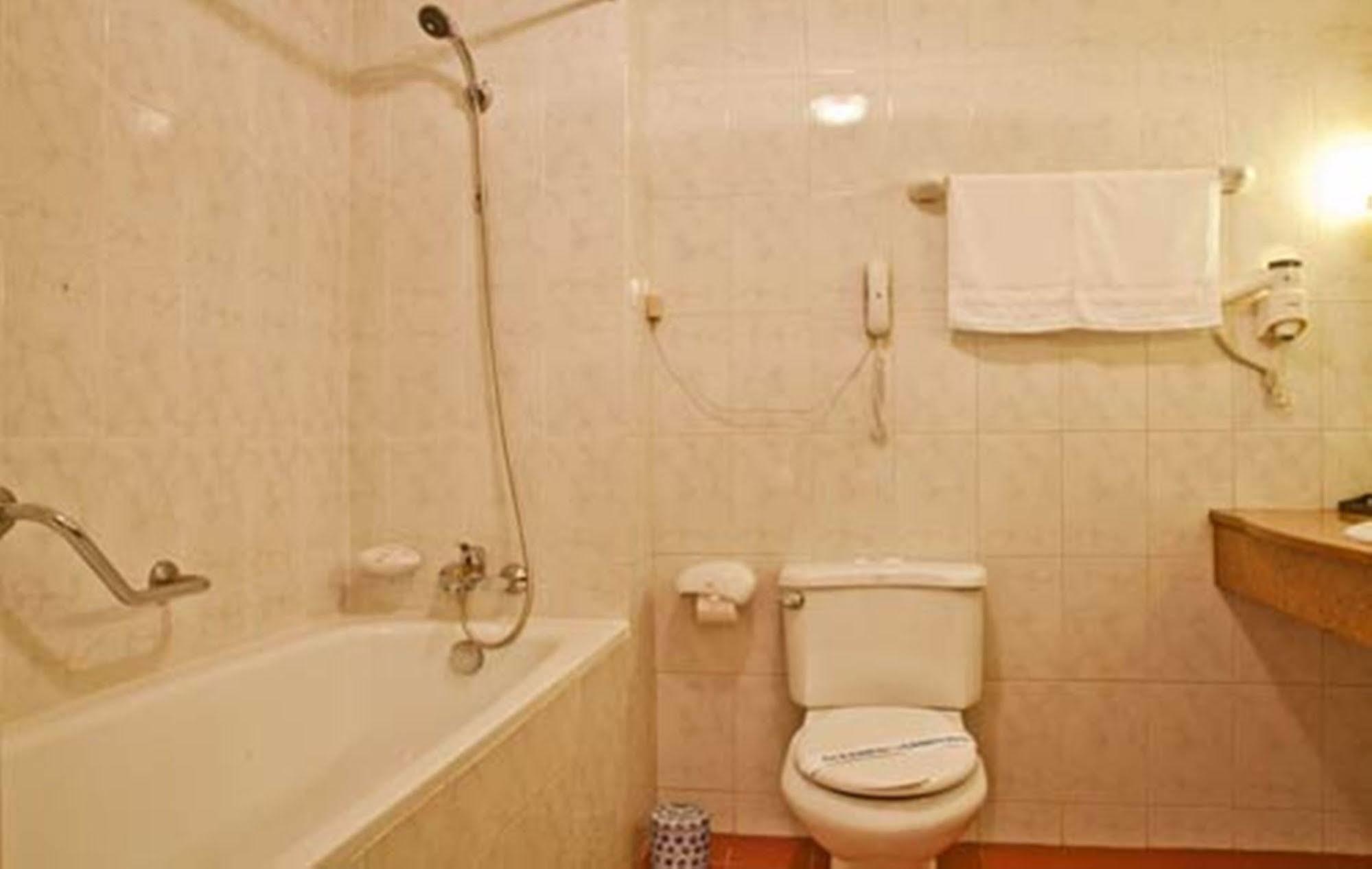 Green Park Hotel Ханой Екстериор снимка