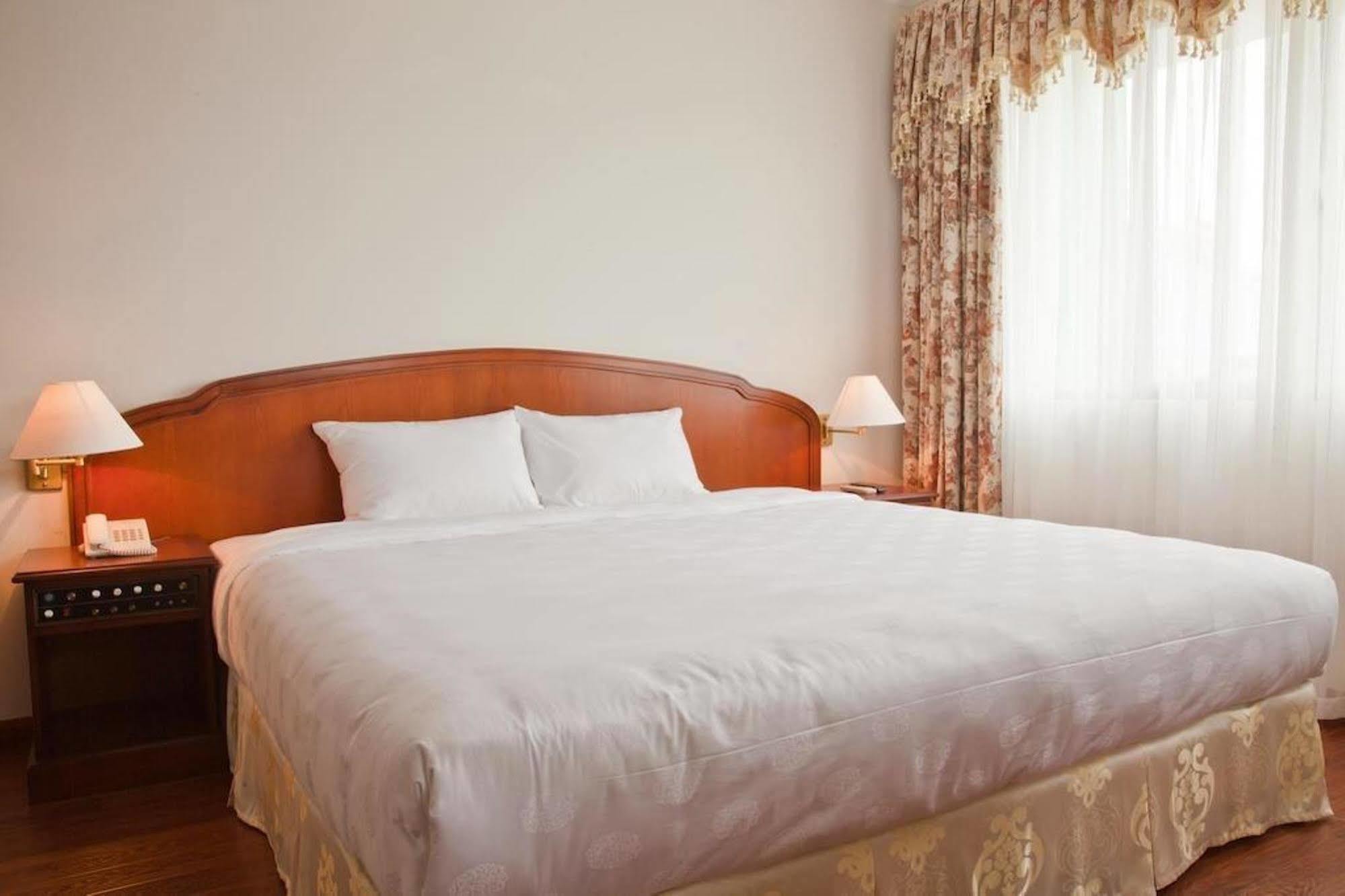 Green Park Hotel Ханой Екстериор снимка