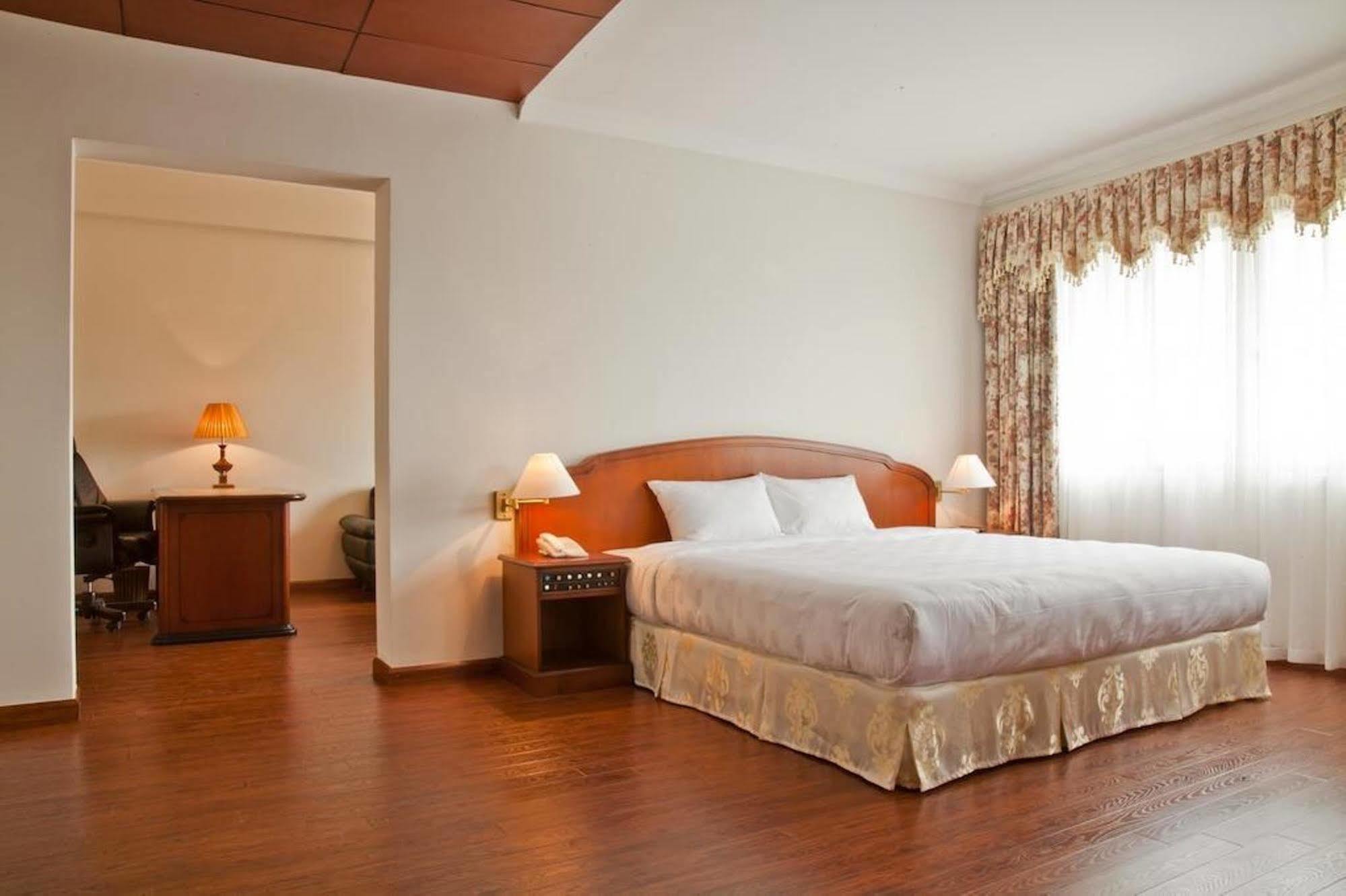 Green Park Hotel Ханой Екстериор снимка