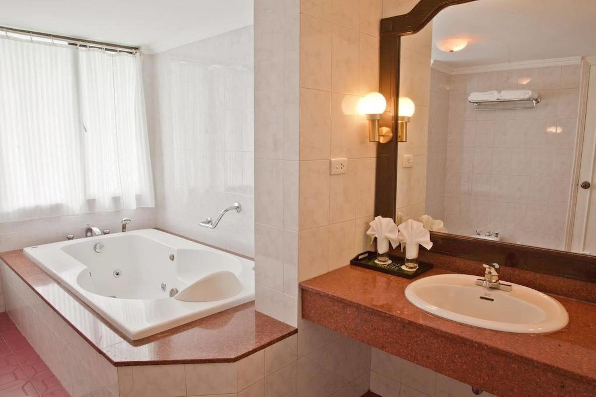 Green Park Hotel Ханой Екстериор снимка